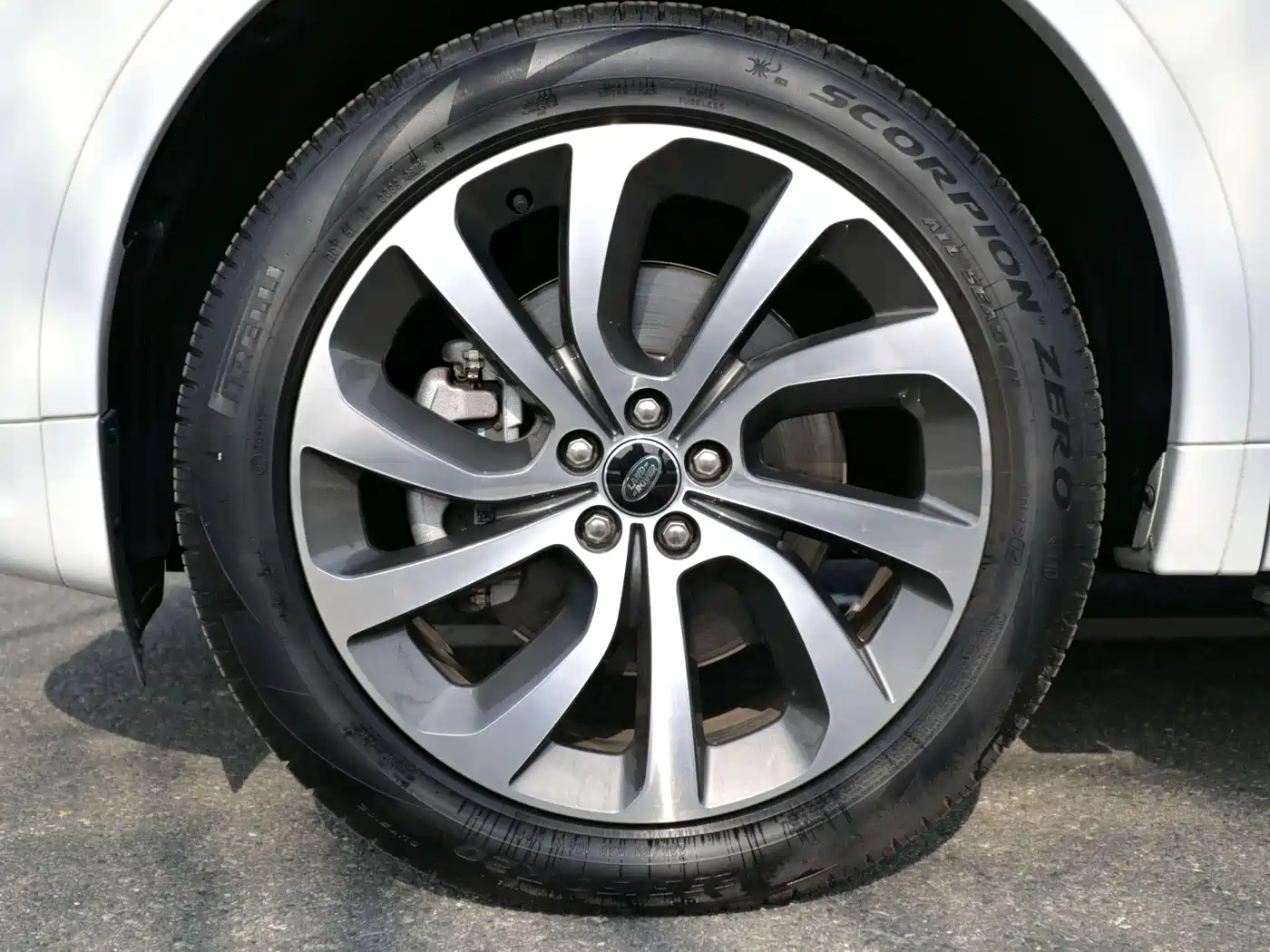 LAND ROVER DISCOVER NEW ENERGY SOURCES FOR SPORTS