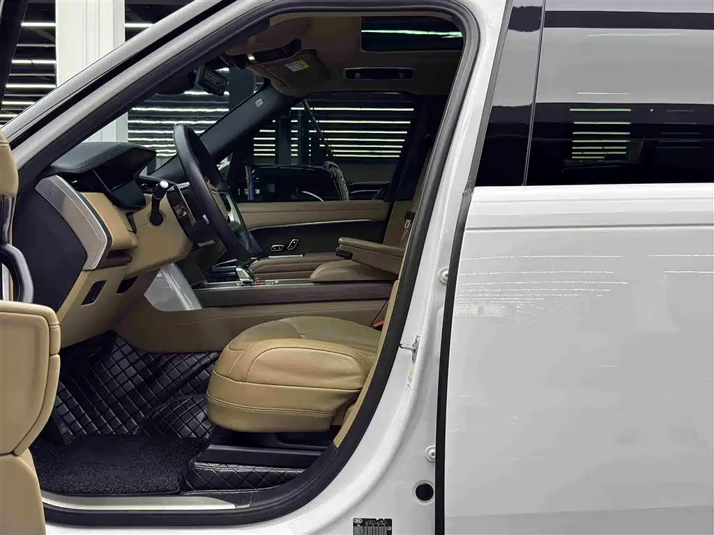 Land Rover Range Rover 2024 3.0 L6 400PS Golden Age Extended 7-Seater фото 6