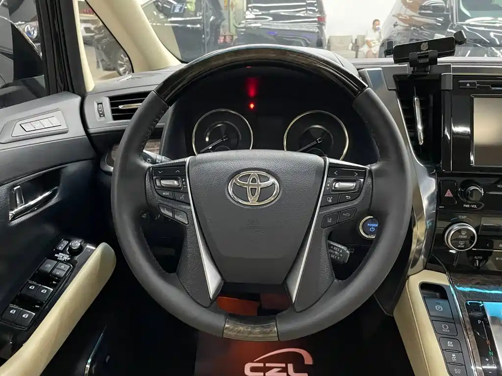 Фото 10 - Toyota Vellfire