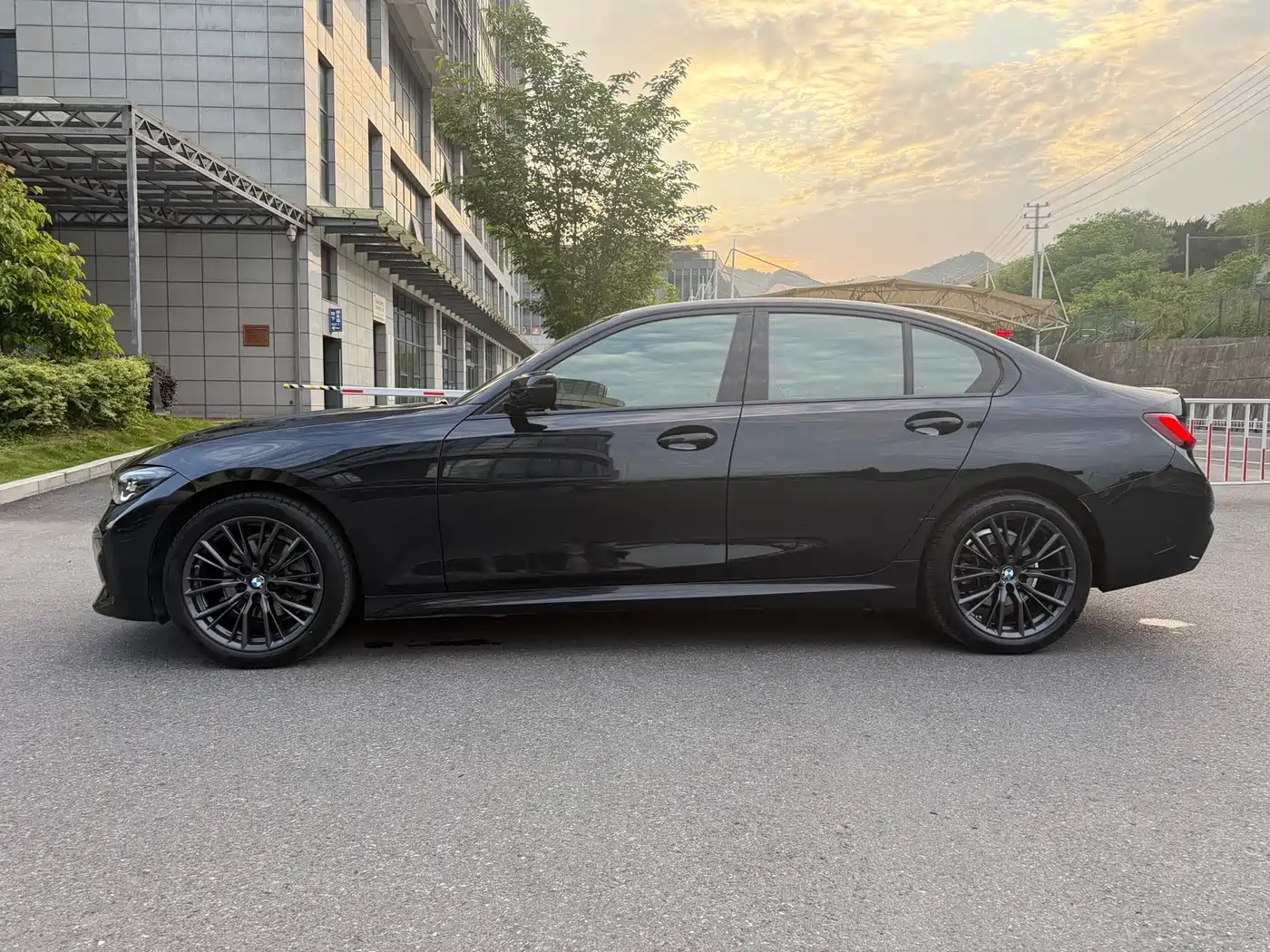 BMW 3 Series 2022 325Li M Sport Shadow Edition фото 16