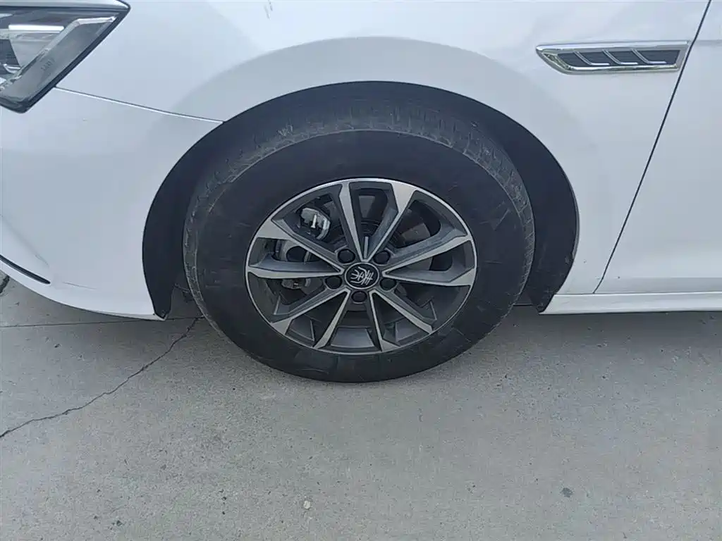 BYD Qin PLUS 2024 Glory Edition DM-i 55KM Leading фото 23