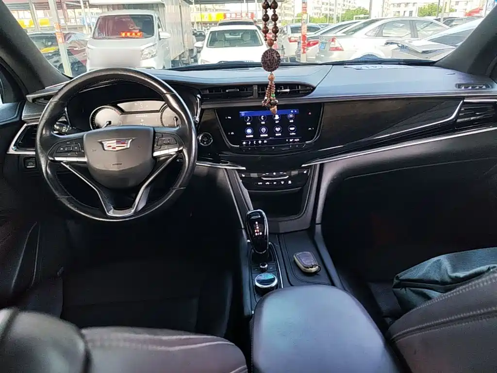 Photo 10 - Cadillac XT6