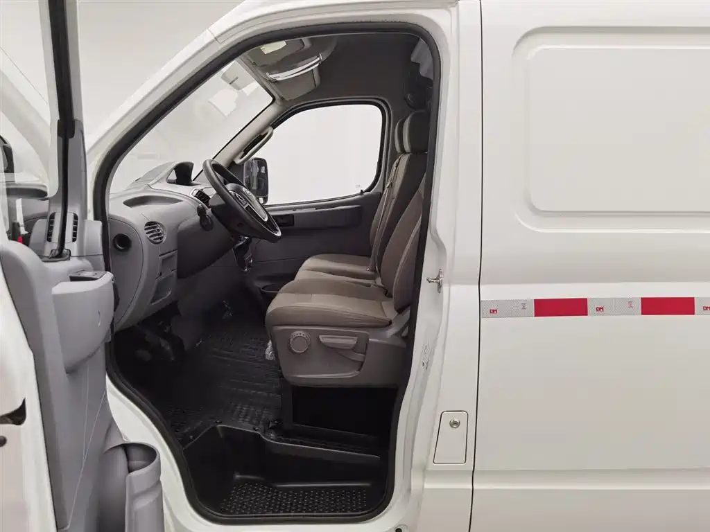 SAIC Maxus Xintu V80 2023 2.0T Manual Classic City Delivery King Short Wheelbase Medium Roof 3 Seats фото 10