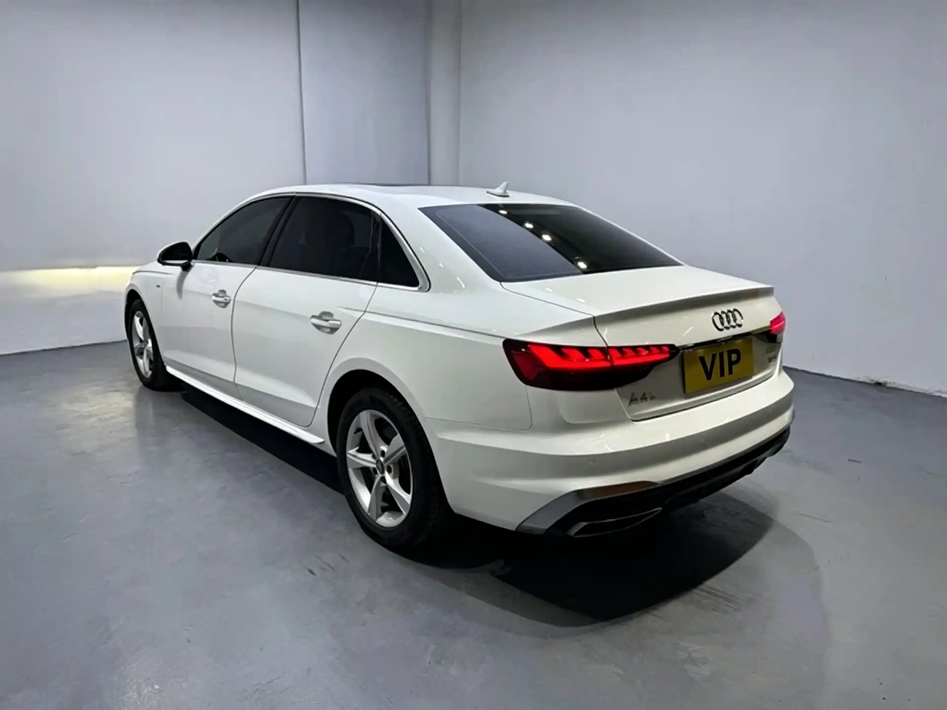 Фото 4 - Audi A4L