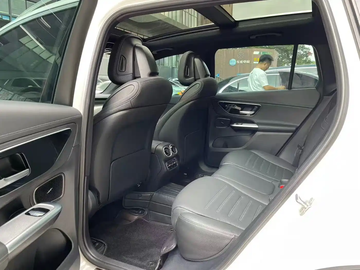 Mercedes-Benz GLC 2023 GLC 260 L 4MATIC Sport 5-seater фото 6