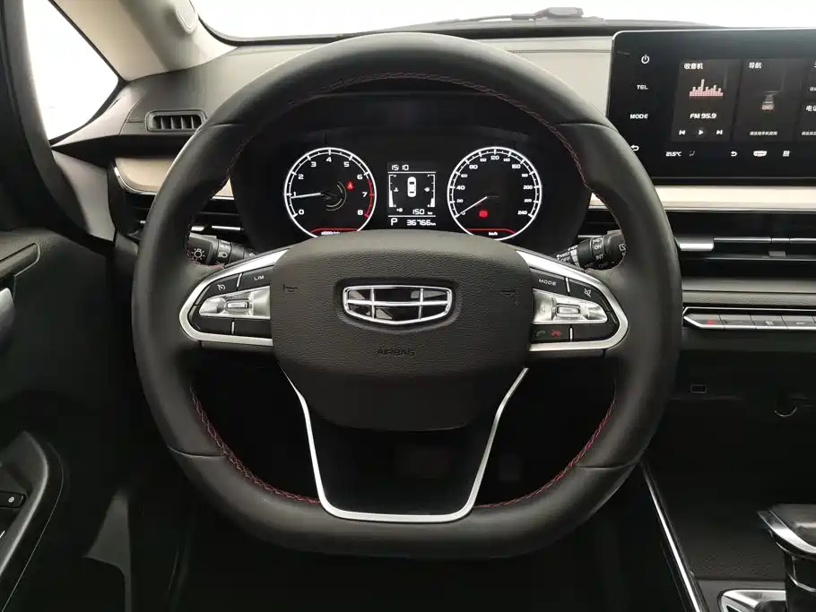Фото 15 - Geely Vision X3