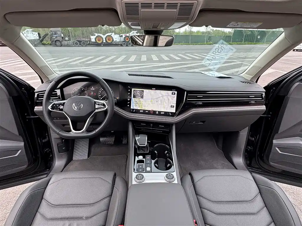 Volkswagen Touareg 2023 3.0TSI R-Line Black Sports Package фото 8