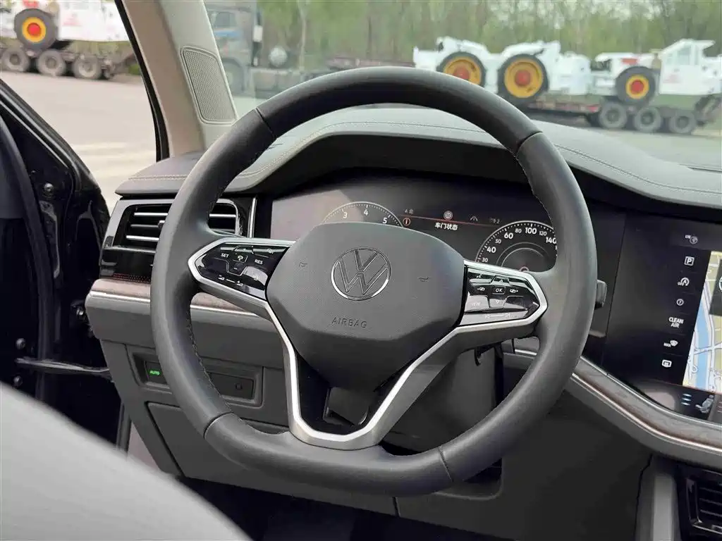 Volkswagen Touareg 2023 3.0TSI R-Line Black Sports Package фото 11