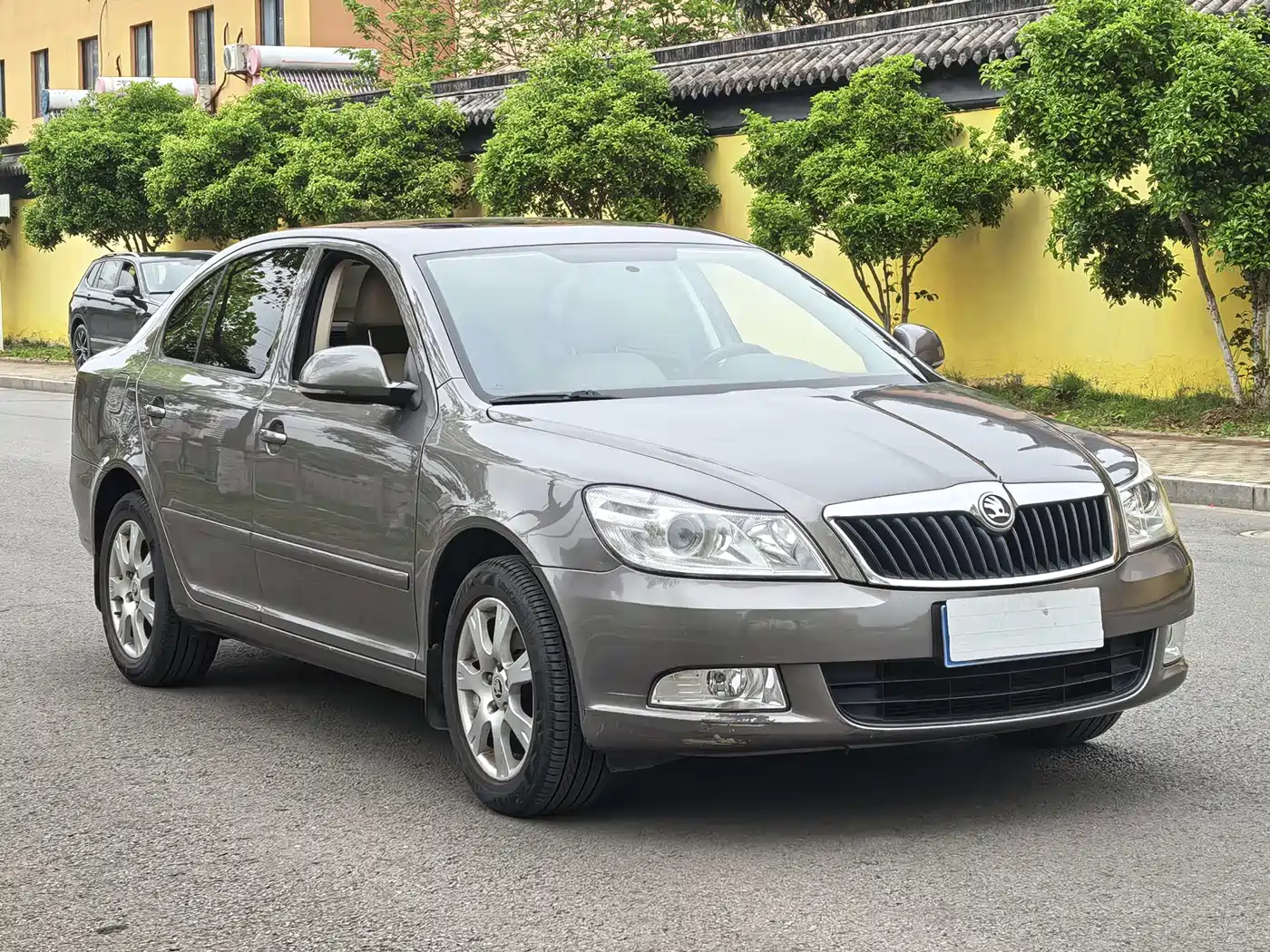 Škoda Octavia 2015 Classic 1.6L Automatic Elite Edition фото 2