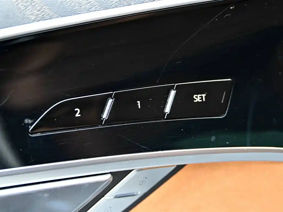 Photo 23 - Audi A8