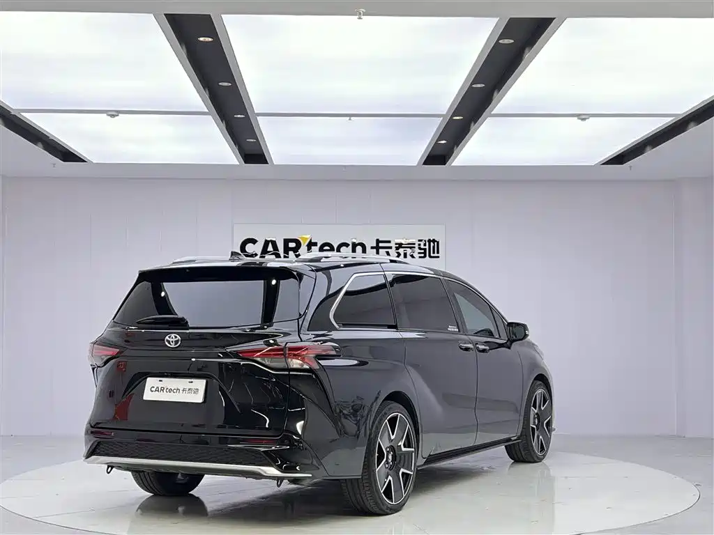 Toyota Granvia 2022 Model Year 2.5L Hybrid Flagship Edition фото 3