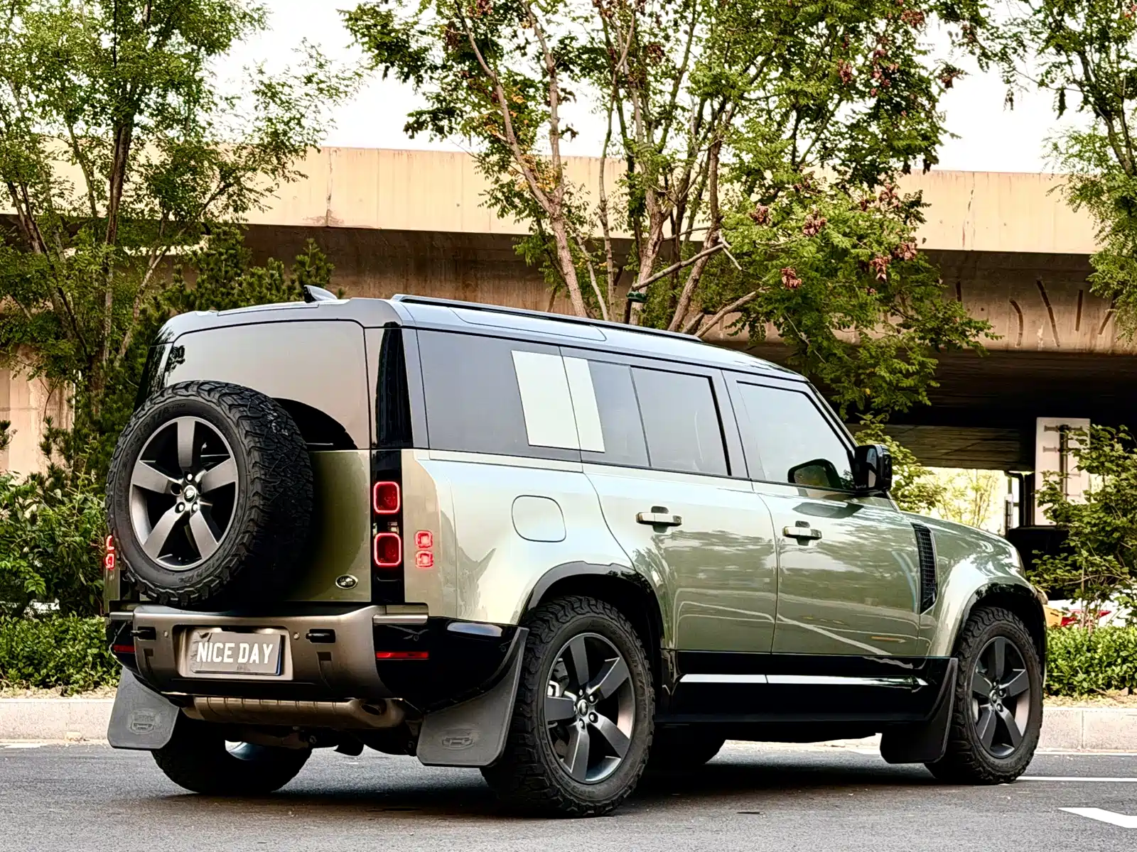 Photo 4 - Land Rover Defender