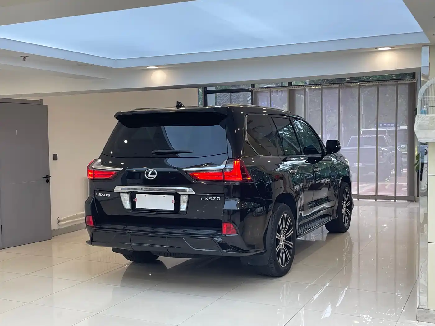 Фото 6 - Lexus LX
