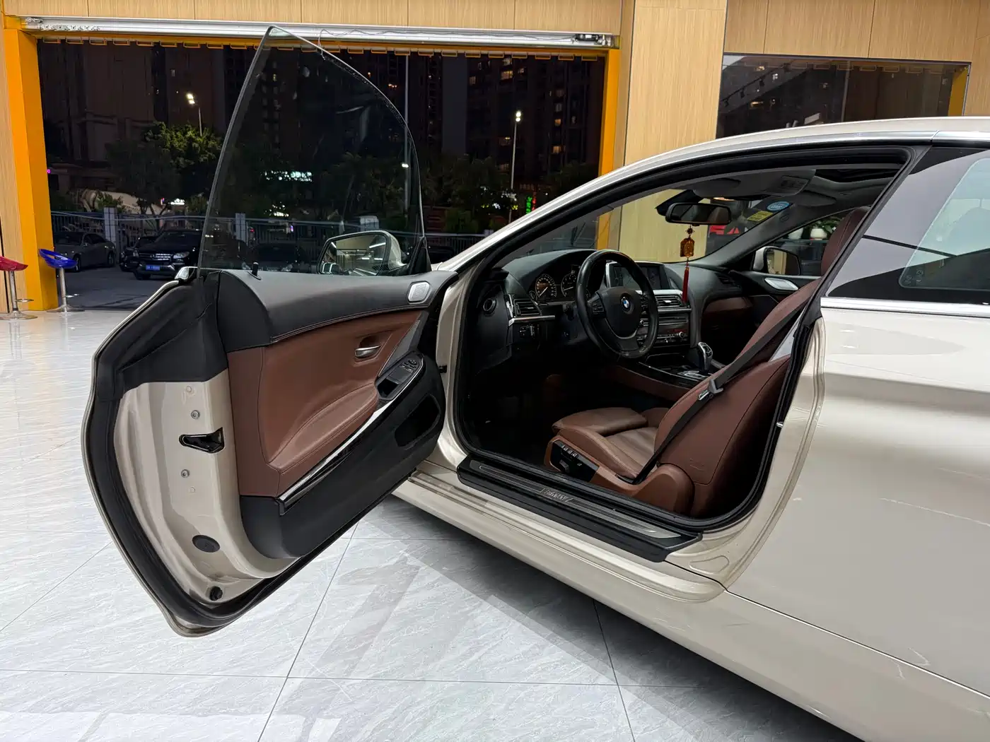 BMW 6 Series 2012 650i Coupe фото 10