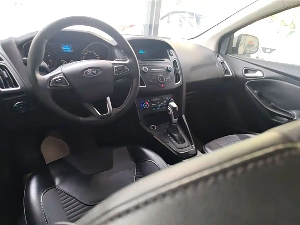 Фото 10 - Ford Focus