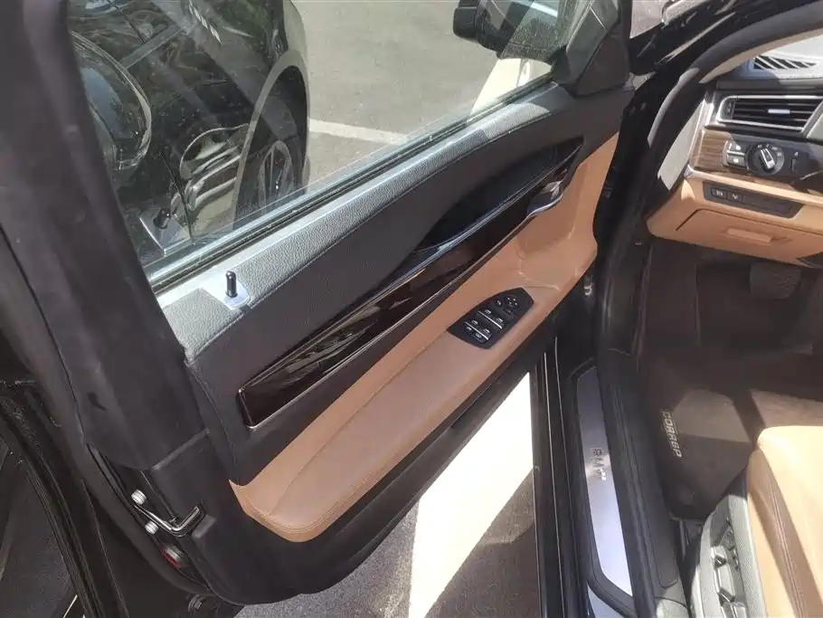 BMW 7 Series 2011 750Li xDrive фото 7