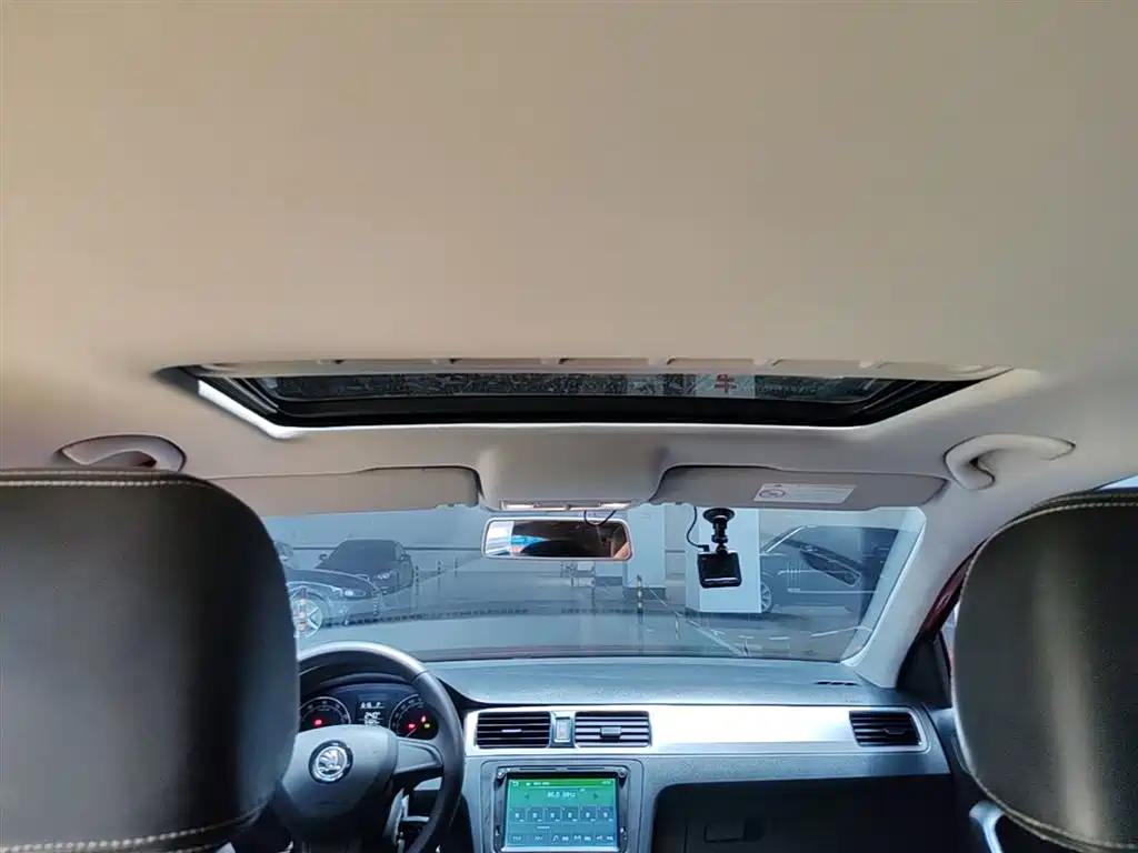 Škoda Skoda Rapid Spaceback 2016 Facelift 1.6L Automatic Innovation Edition фото 18