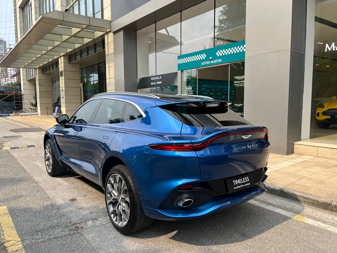 ASTON MARTIN DBX