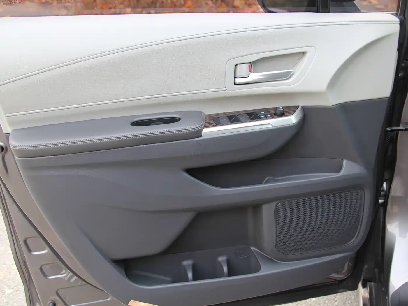 Toyota Sienna 2021 2.5L Hybrid Platinum Edition фото 10