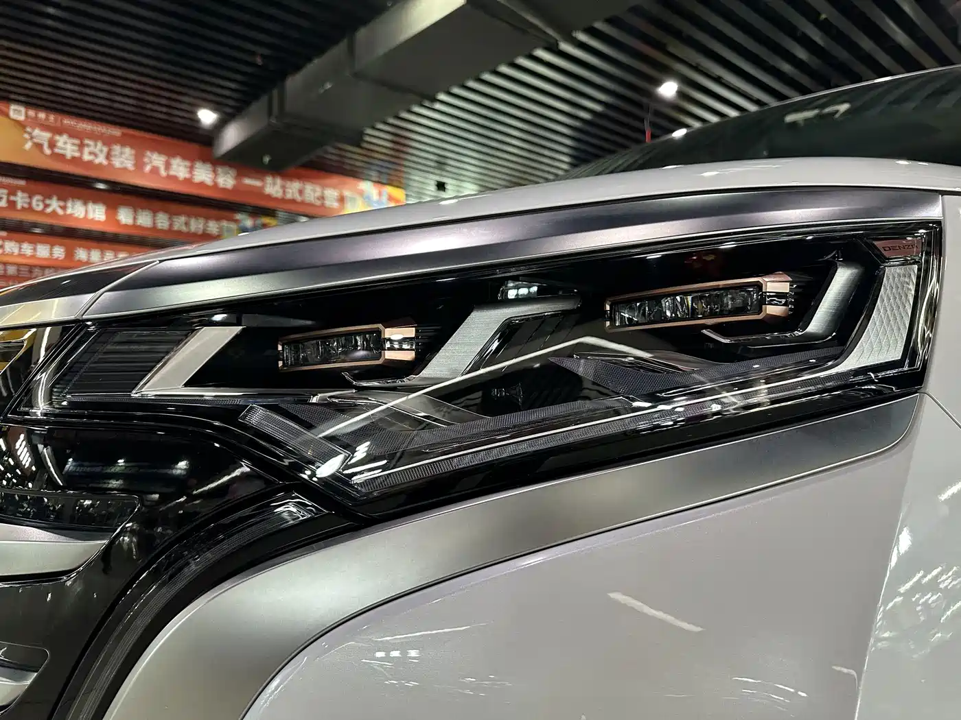 Denza D9 2023 2022 DM-i 970 AWD Flagship