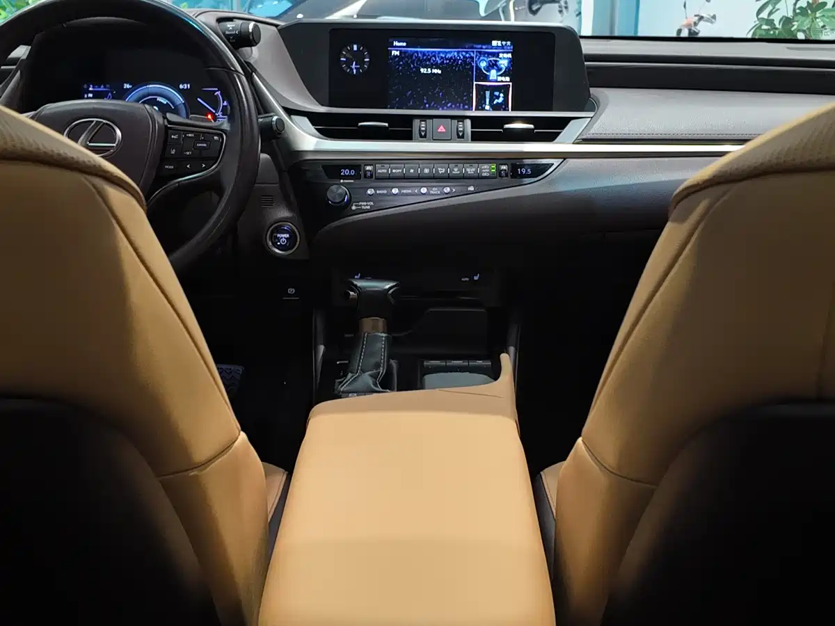 صورة 13 - Lexus ES