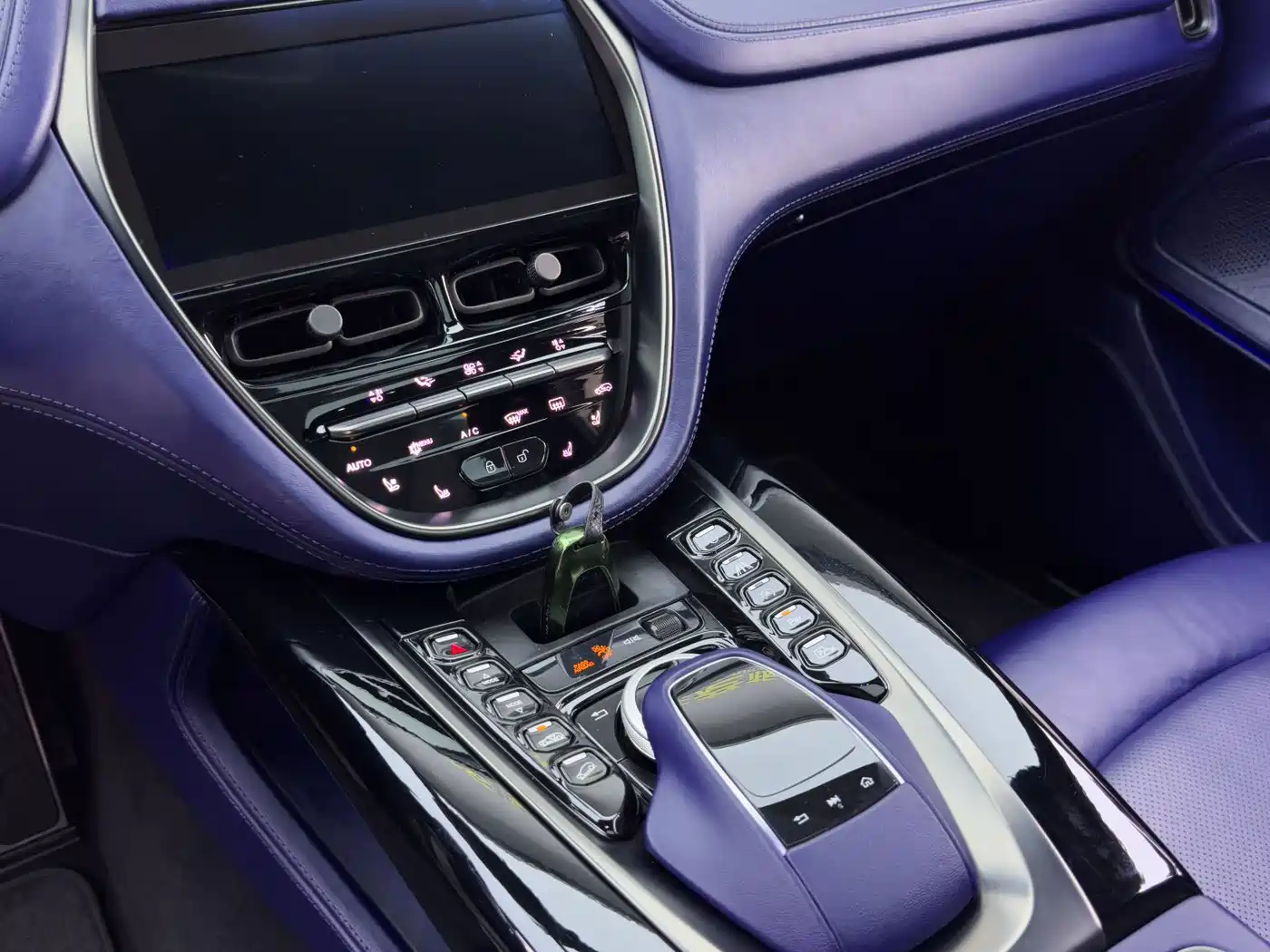 Aston Martin DBX 2022 2020 4.0T V8