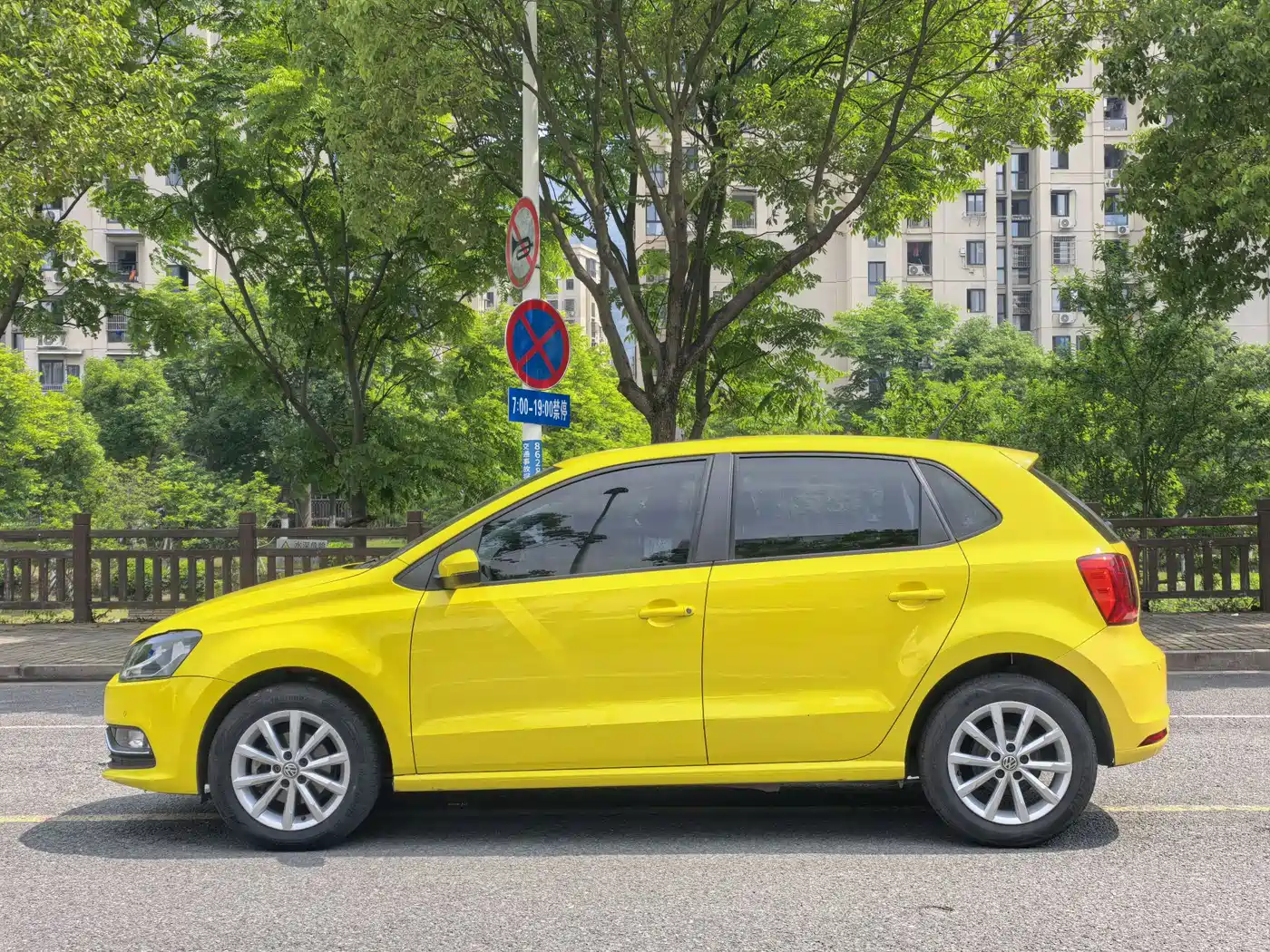 Volkswagen Polo 2014 1.6L Automatic Luxury Edition фото 12