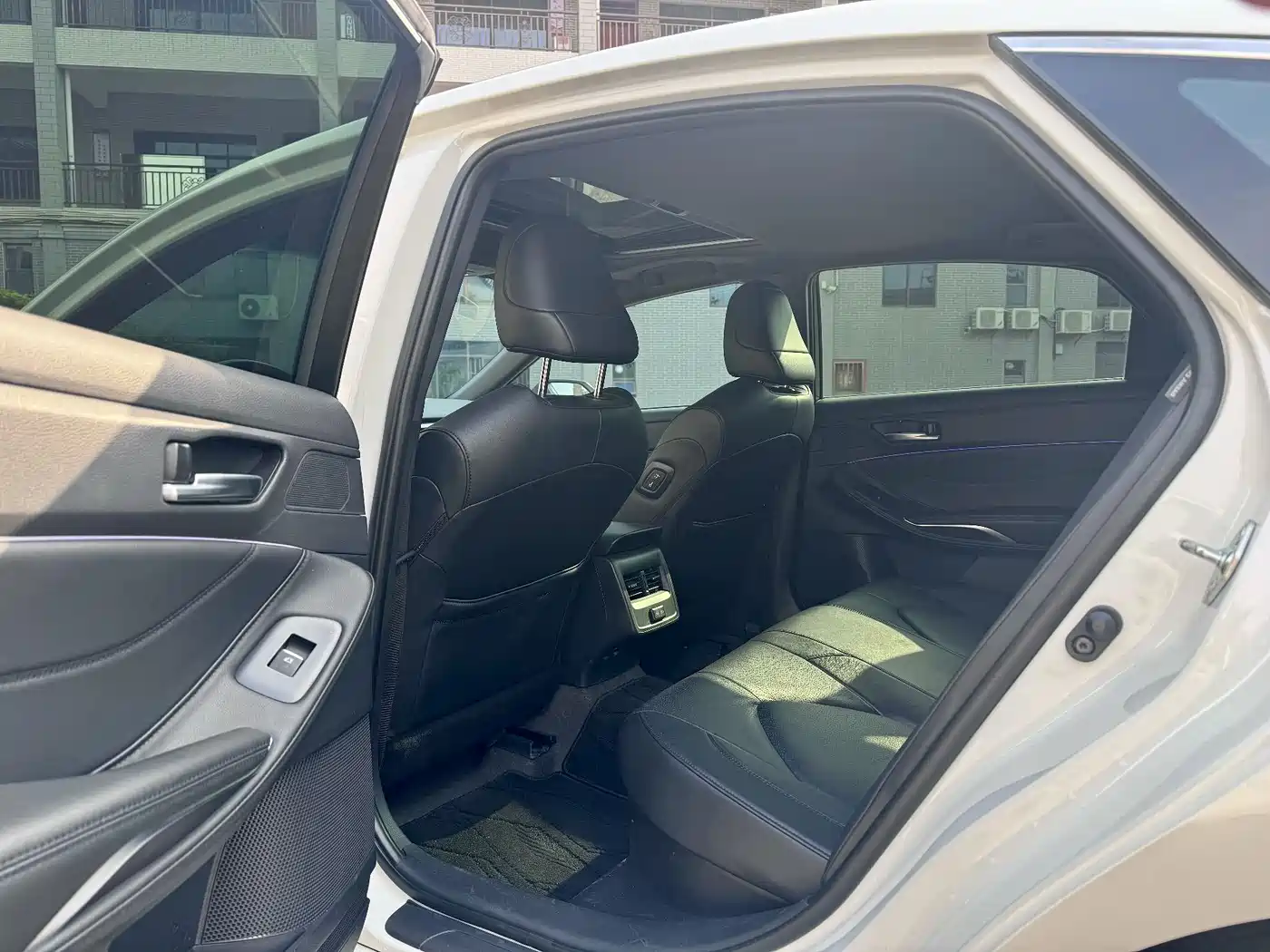 Toyota Avalon 2023 Hybrid 2.5L Luxury Edition фото 8