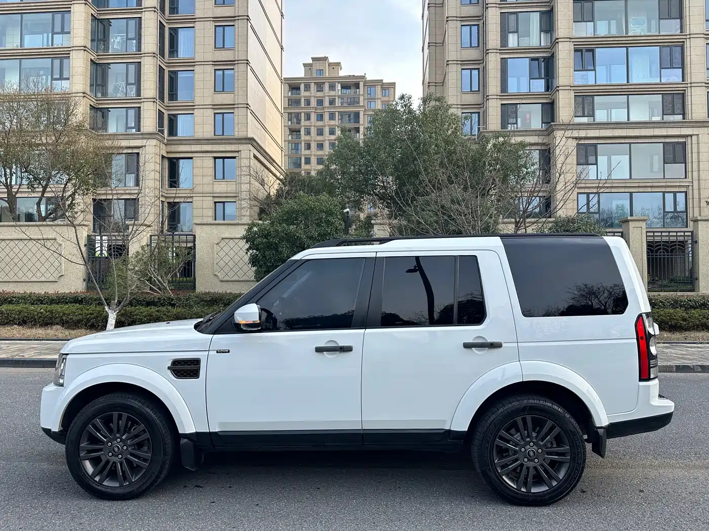Land Rover Discovery 2015 3.0 SC V6 SE фото 7