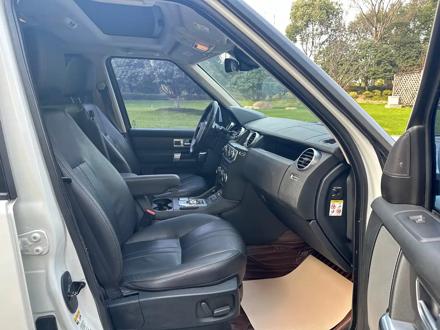 Land Rover Discovery 2015 3.0 SC V6 SE фото 10