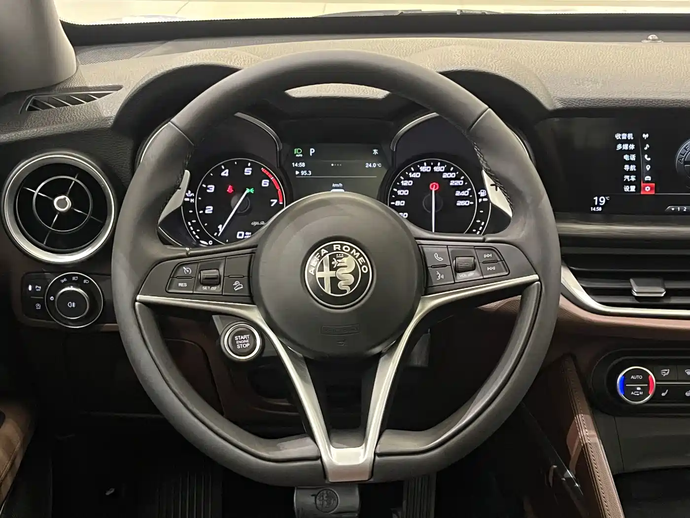 Alfa Romeo Stelvio 2018 2017 2.0T 280HP Luxury