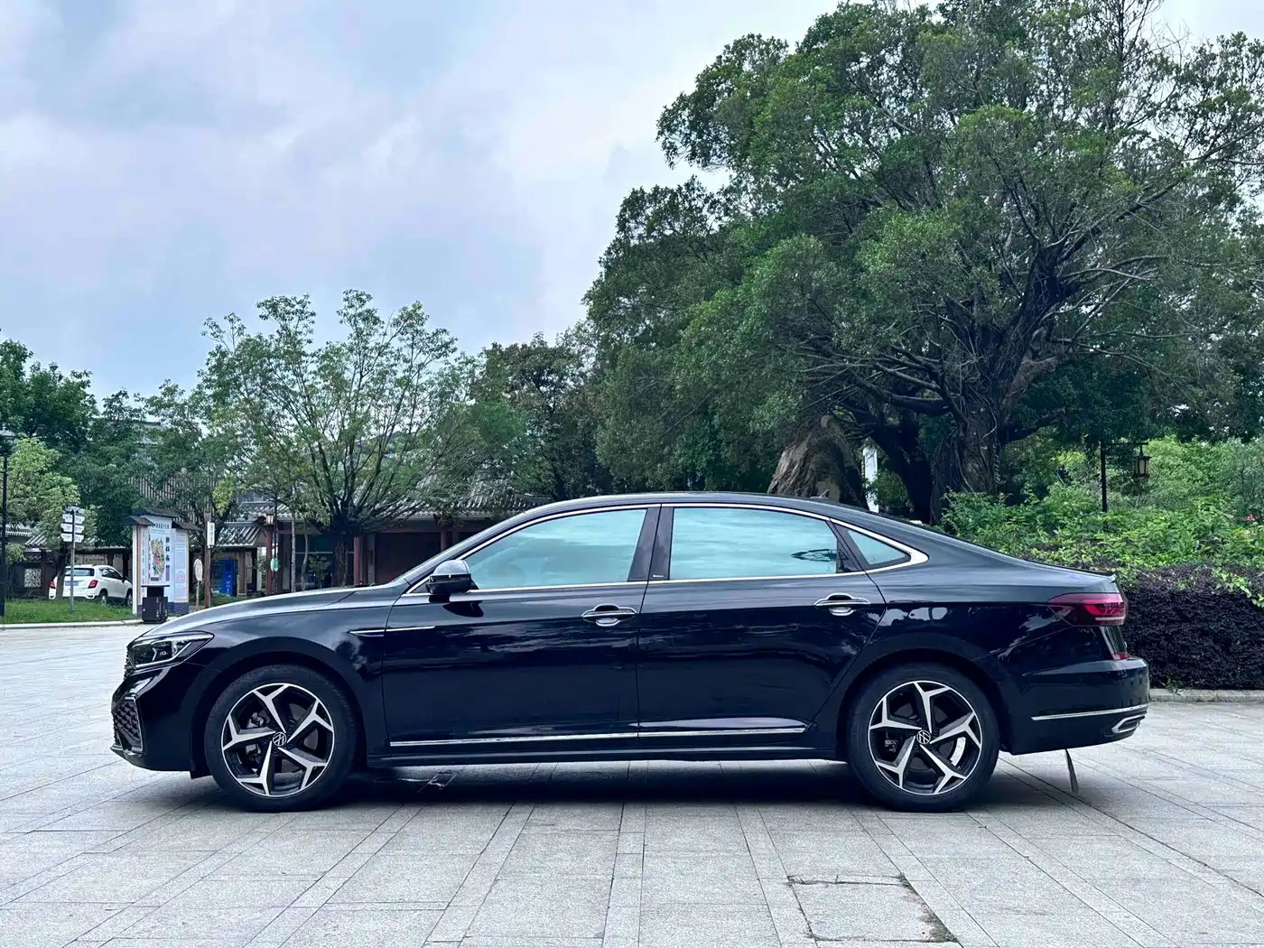 Volkswagen Passat 2023 330TSI Starlight Luxury Edition фото 9