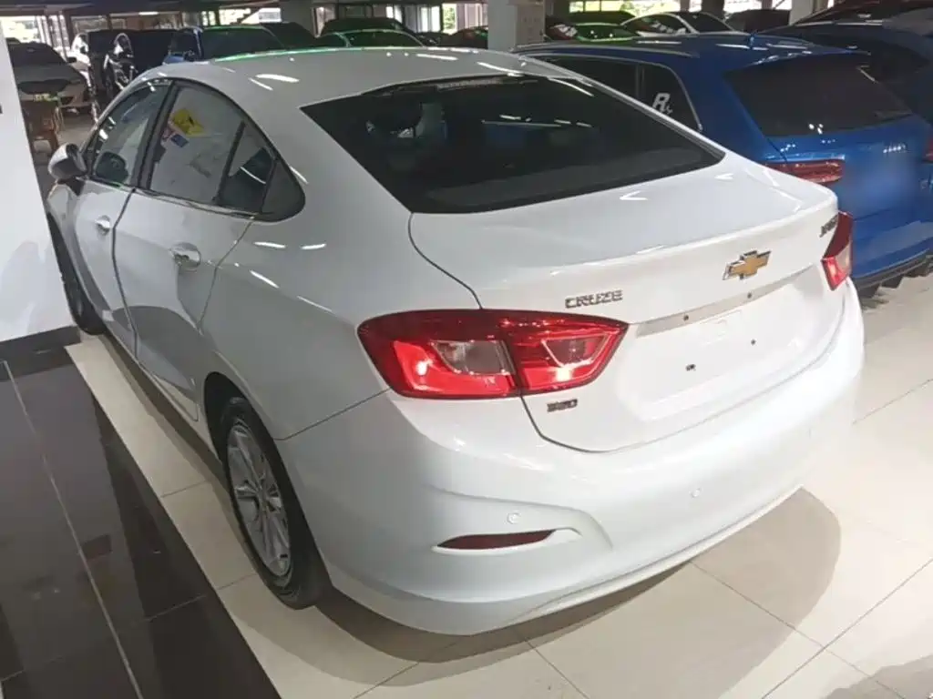 Chevrolet Cruze 2017 2018 320 Automatic Pioneer Sunroof Edition