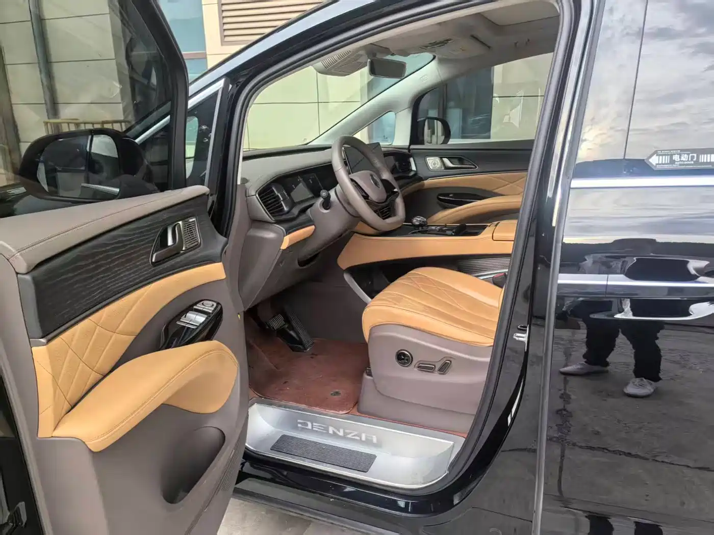 Denza D9 2022 DM-i 970 All-Wheel Drive Honor Edition фото 3