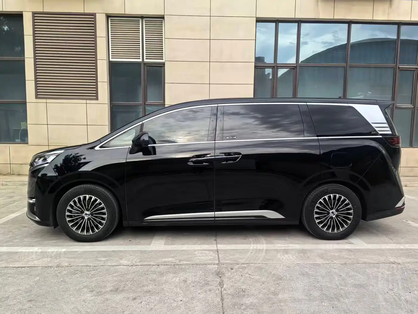 Denza D9 2022 DM-i 970 All-Wheel Drive Honor Edition фото 12