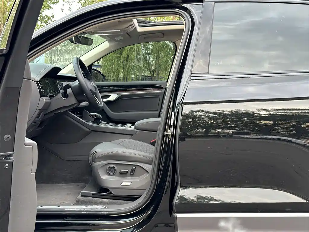 Volkswagen Touareg 2023 3.0TSI R-Line Black Sports Package фото 6