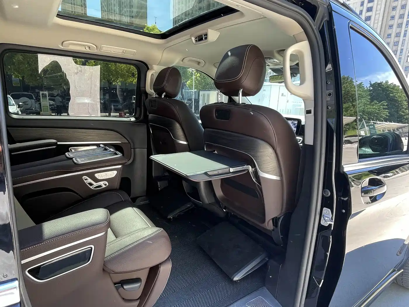Mercedes-Benz V-Class 2024 V 300 L Long Wheelbase Premium фото 7