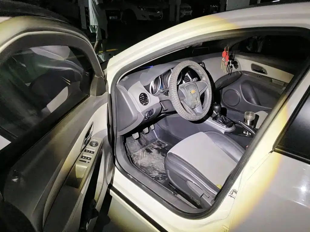 Photo 8 - Chevrolet Cruze