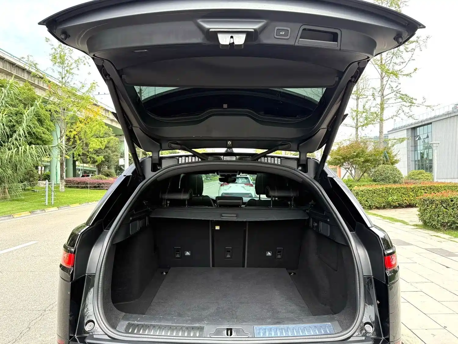 صورة 11 - Land Rover Range Rover Velar