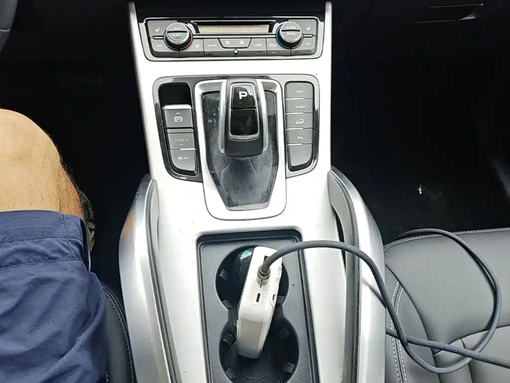 Фото 14 - Geely Atlas
