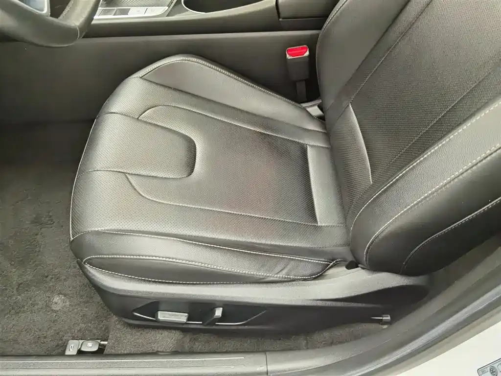 Hyundai Elantra 2021 1.5L CVT LUX Premium Edition фото 20