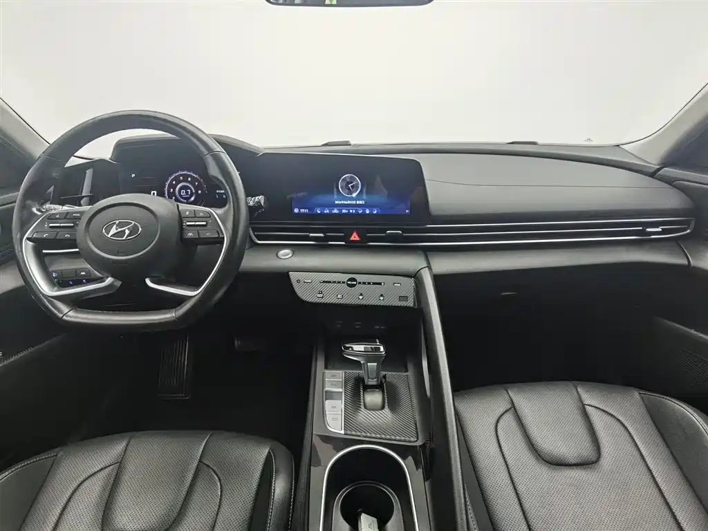Hyundai Elantra 2021 1.5L CVT LUX Premium Edition фото 5