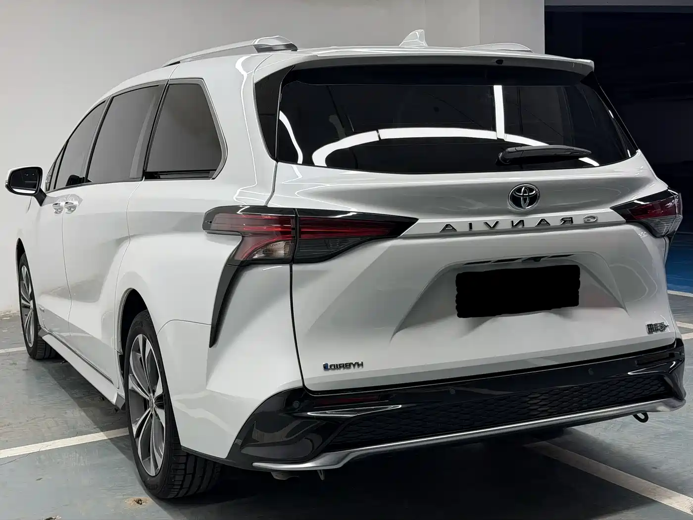 Toyota Granvia 2024 2.5L Hybrid Premium PLUS фото 9