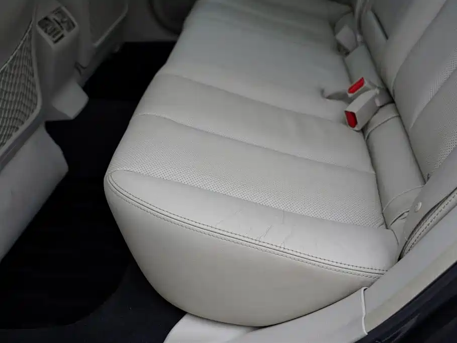 Subaru Legacy 2010 Model 2.0i Luxury фото 37