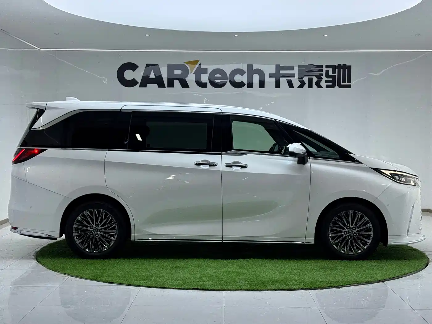 Lexus LM 2023 500h 6-Seater Prestige Edition фото 2