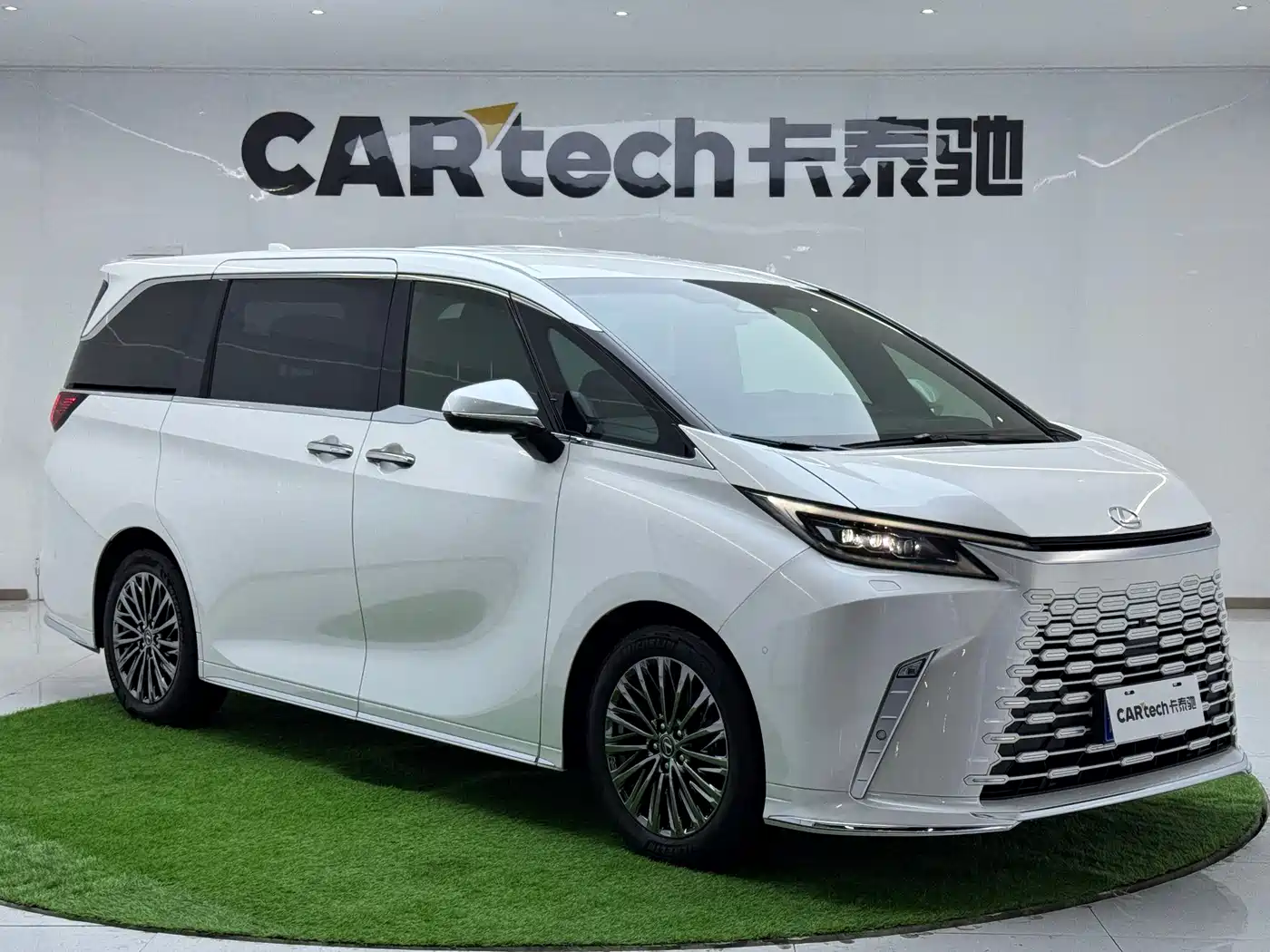 Lexus LM 2023 500h 6-Seater Prestige Edition фото 5