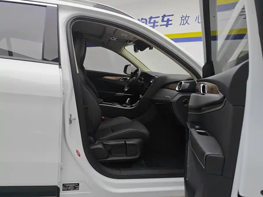 Фото 8 - Lynk & Co 01