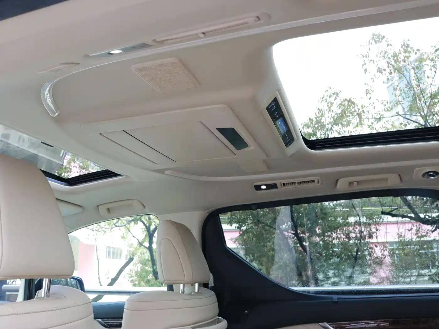 Toyota Alphard 2021 Hybrid 2.5L Luxury фото 10