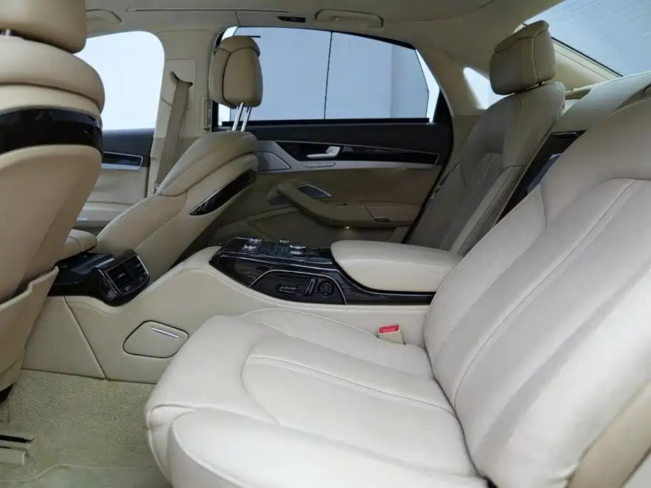 Photo 12 - Audi A8