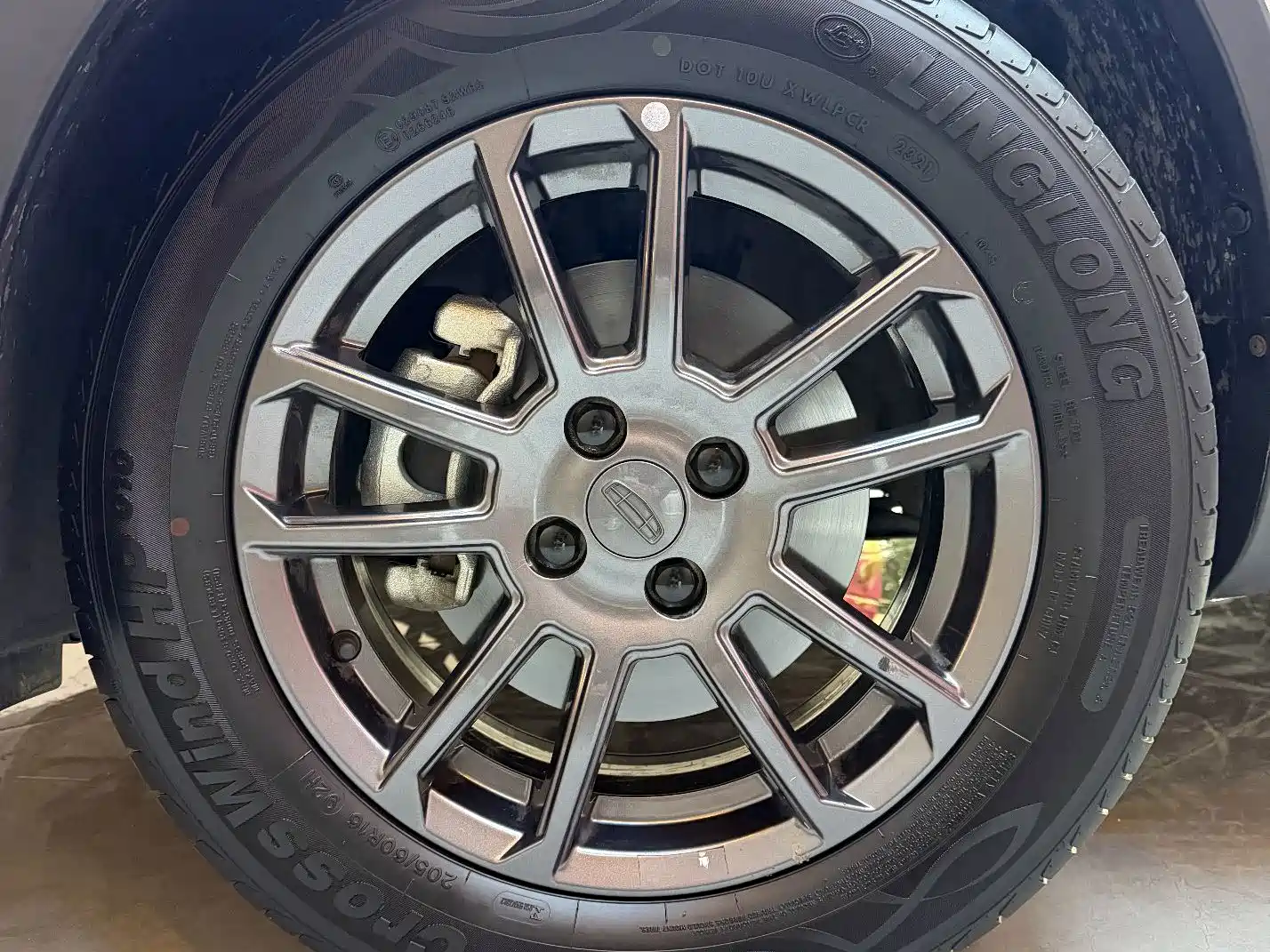Фото 12 - Geely Vision X3
